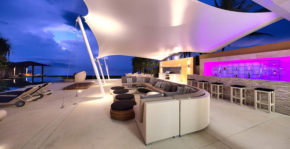 Villa Tievoli - Poolside sun loungers and bar